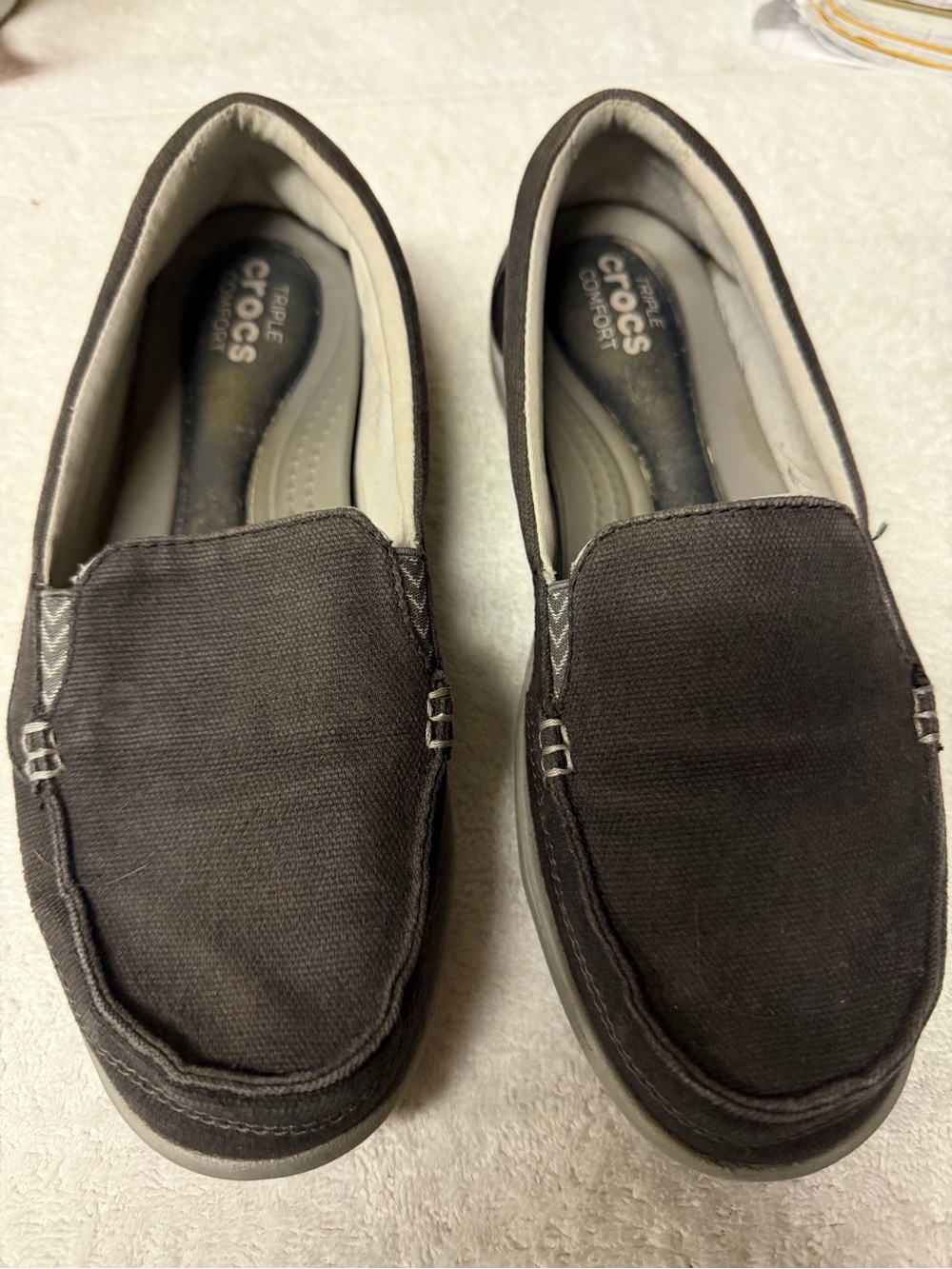 Crocs women’s Walu canvas loafer dark grey size 7
